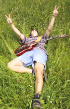 kitara, ruoho ja kesä