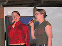 Veera ja Anna-Kaisa laulavat  karaokea